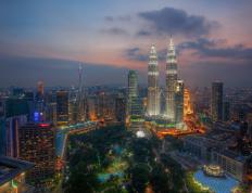 开云体育中国-引擎轰鸣与篮筐共振，当F1街道赛之夜遇见浓眉的完美弧线