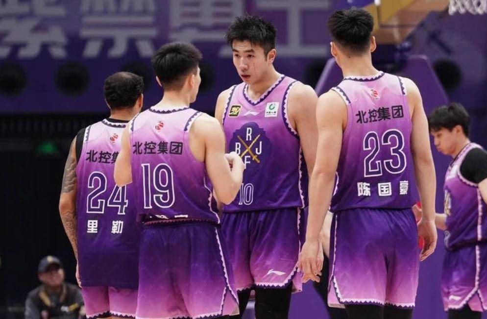 开云官网-上海男篮展开主场大战，全队士气高涨连胜的简单介绍