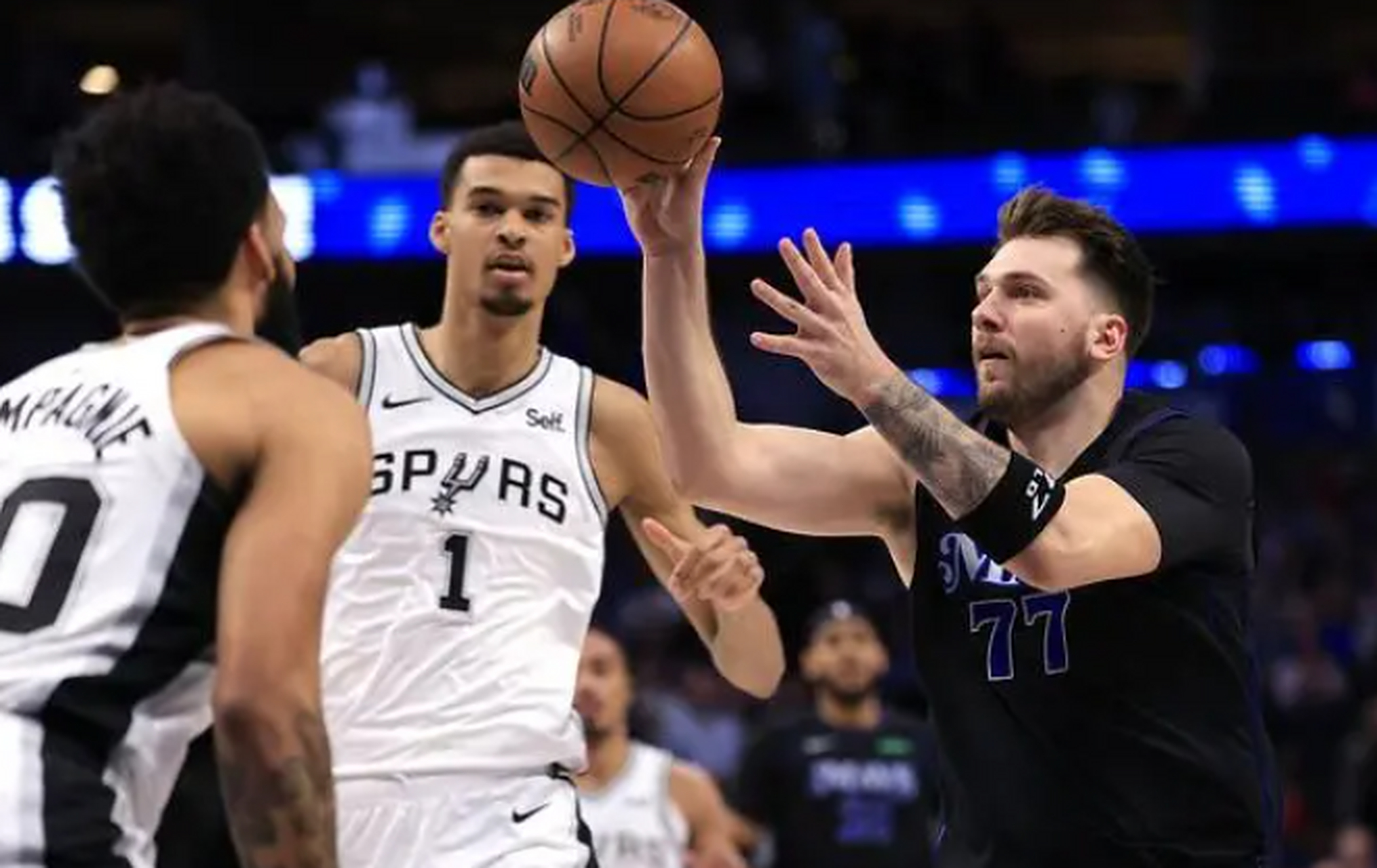 开云体育官方网站-调整后的独行侠击败马刺，晋级季后赛的简单介绍