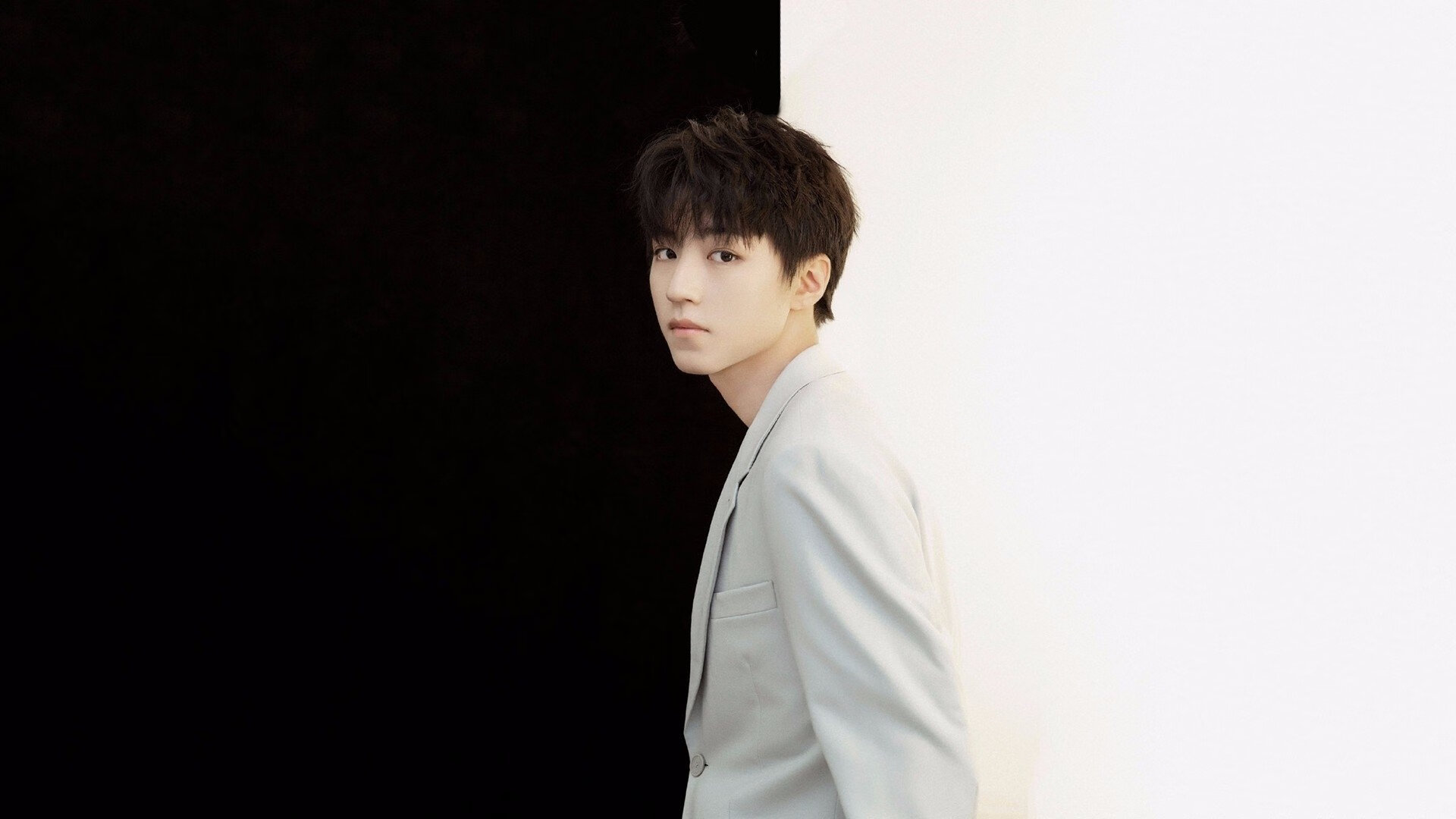 开云APP-教科书般的逆袭，F1争冠之夜，阿拉巴如何以冷静之笔写下红牛的传奇